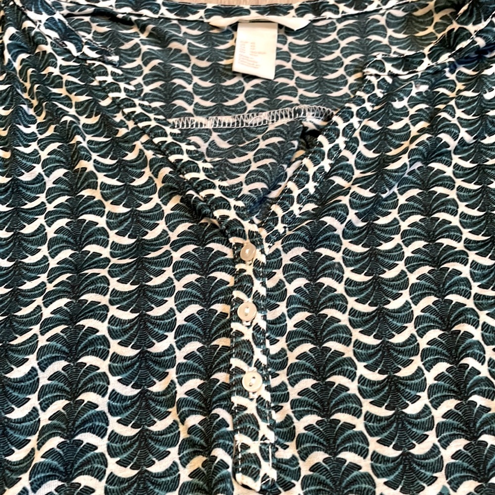 Cute Top w/ Fun Pattern - Picture 3 of 5